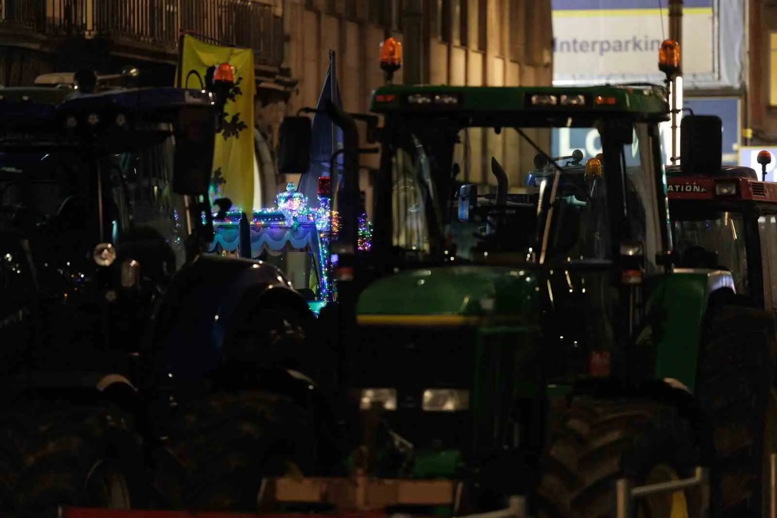 Belçika’nın başkenti Brüksel’de traktörleriyle toplanmaya başlayan Avrupalı çiftçiler, konvoy oluşturup