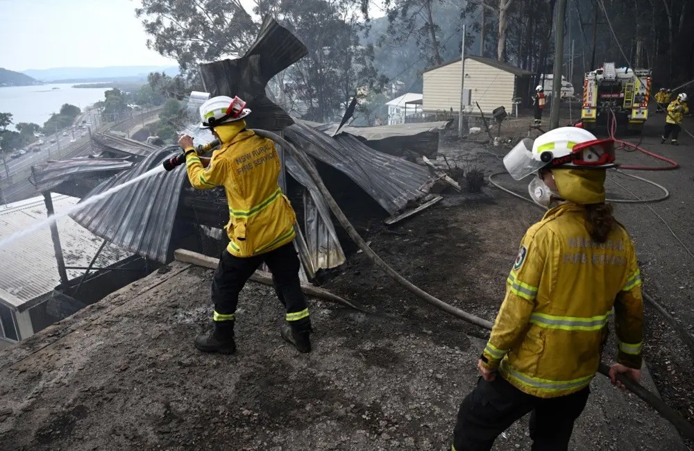 Avustralya’nın Yeni Güney Galler eyaletinde çıkan iki orman yangını hızla