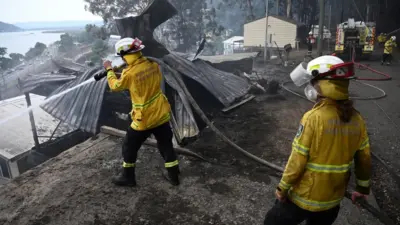 Avustralya’nın Yeni Güney Galler eyaletinde çıkan iki orman yangını hızla