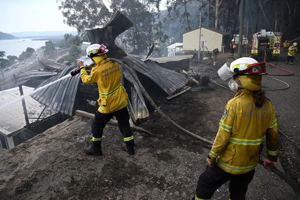 Avustralya’nın Yeni Güney Galler eyaletinde çıkan iki orman yangını hızla