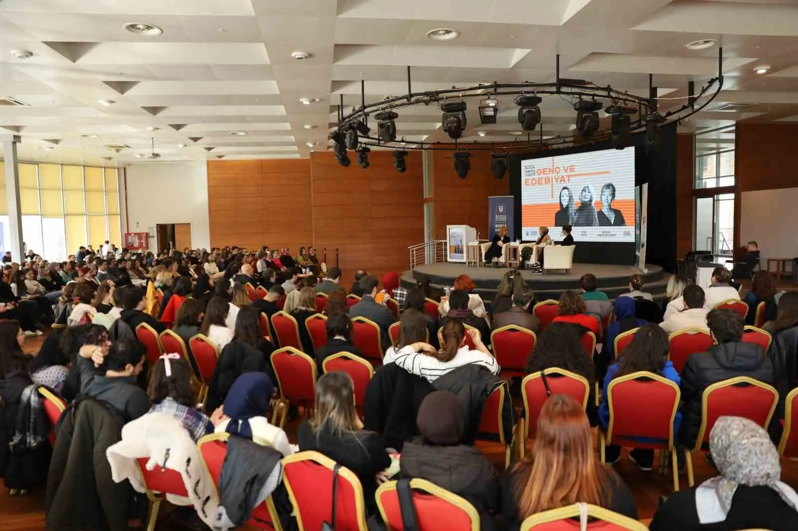 Bursa Büyükşehir Belediyesi’nin ‘Bursa Sanatla Yeşeriyor’ etkinlikleri kapsamında düzenlediği ‘Genç