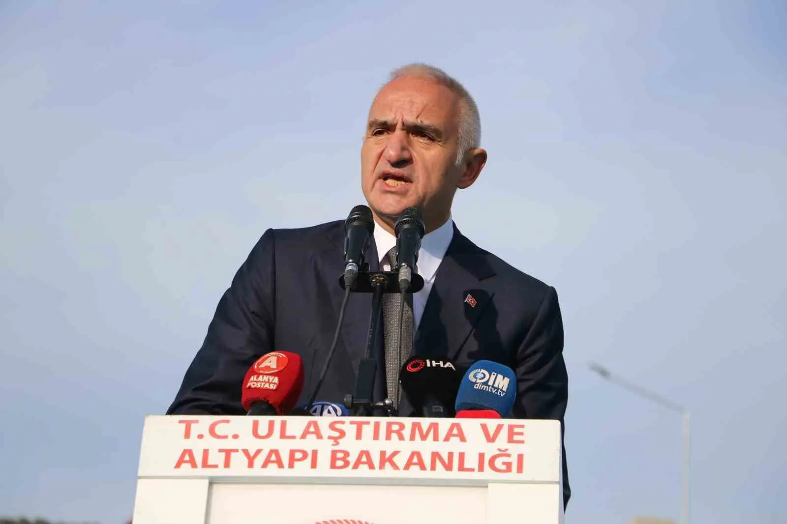 Alanya Doğu Çevre Yolu’nun 12 kilometrelik kesiminin hizmete açılışında konuşan