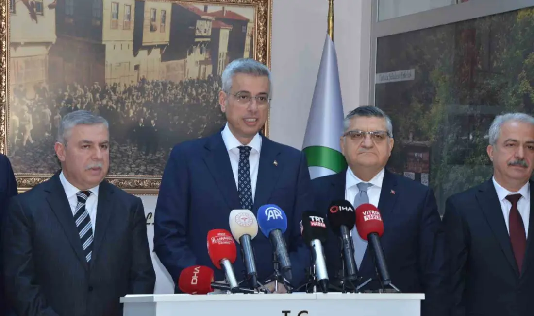 Sağlık Bakanı Dr. Kemal Memişoğlu, acil sağlık hizmetlerinde görev yapan