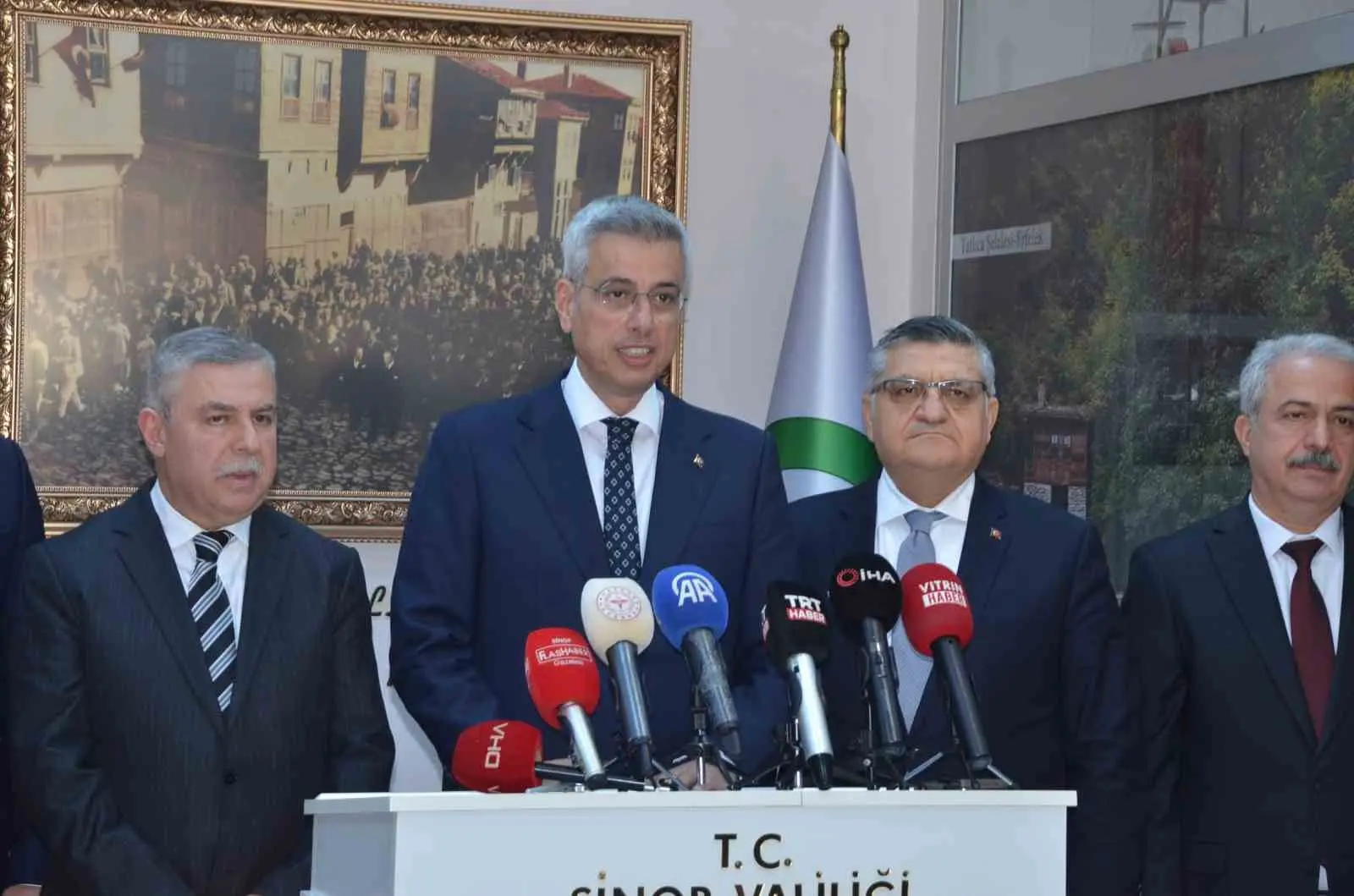 Sağlık Bakanı Dr. Kemal Memişoğlu, acil sağlık hizmetlerinde görev yapan