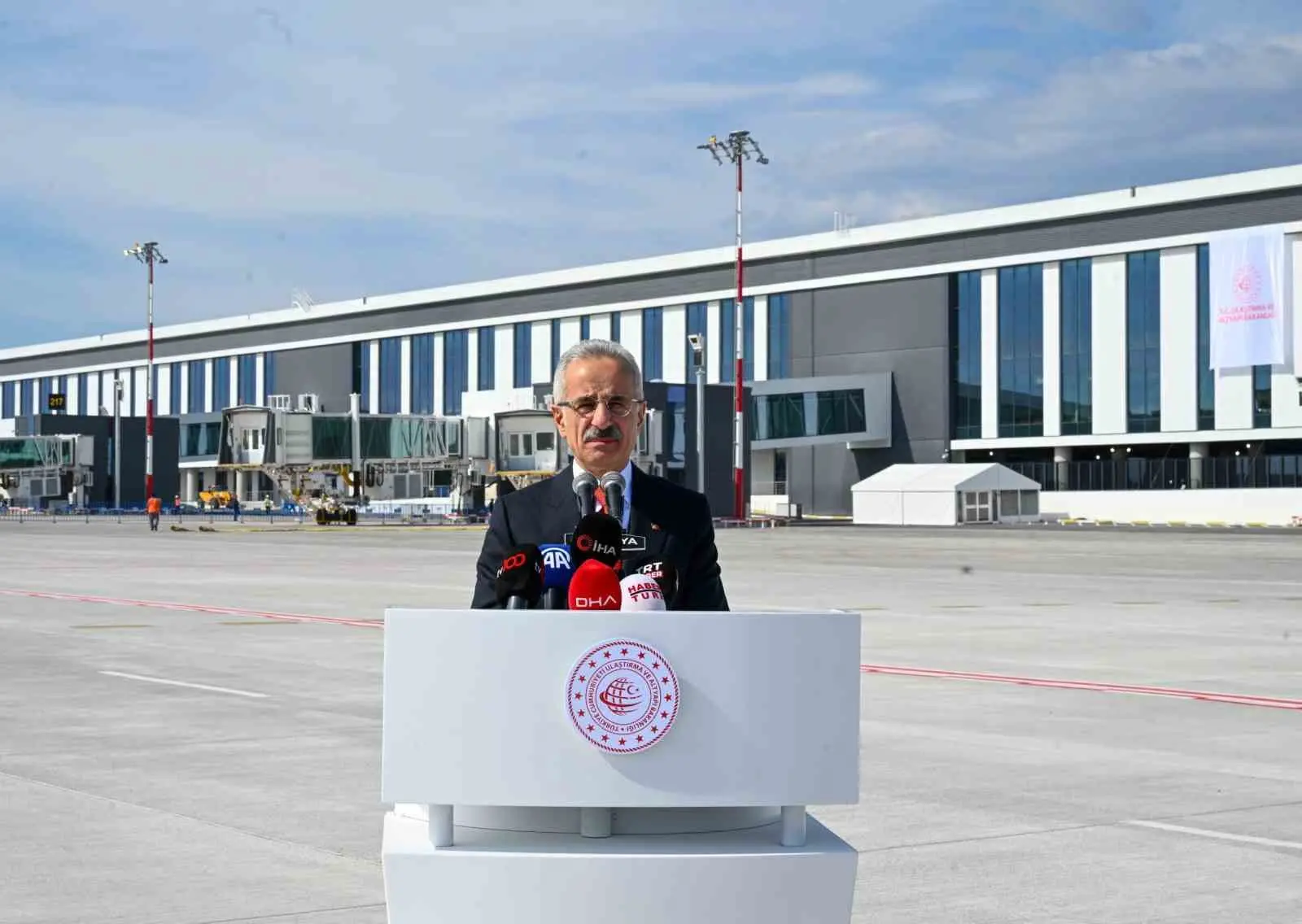 Ulaştırma ve Altyapı Bakanı Abdulkadir Uraloğlu, “Atatürk Olimpiyat Stadyumunun seyirci