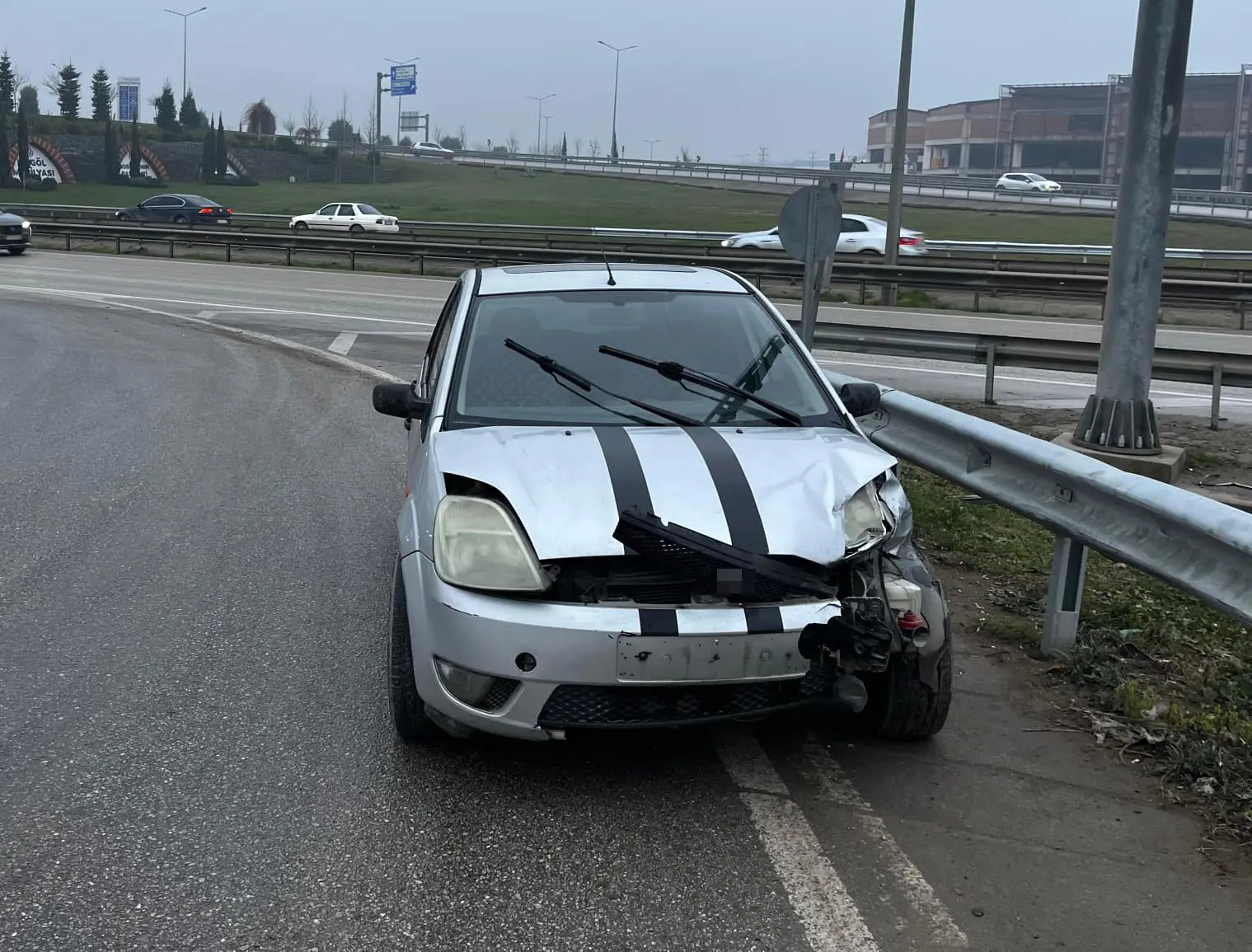 Bursa’nın İnegöl ilçesinde meydana gelen kazada kontrolden çıkan otomobilin bariyerlere