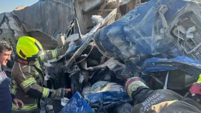 İstanbul İzmir Otoyolu Bursa çevre yolunda dinlenme tesislerinin bariyerine çarpan