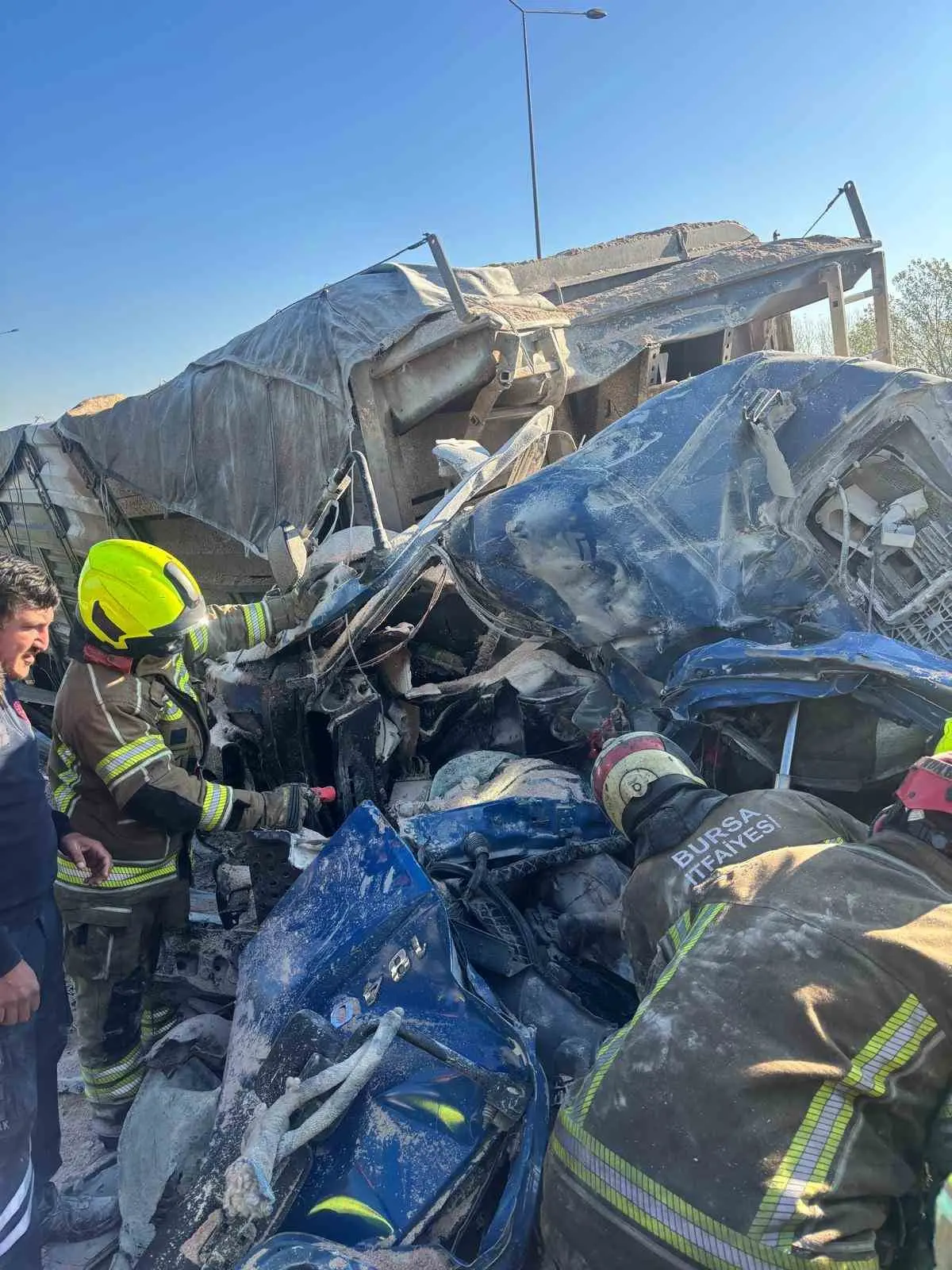 İstanbul İzmir Otoyolu Bursa çevre yolunda dinlenme tesislerinin bariyerine çarpan
