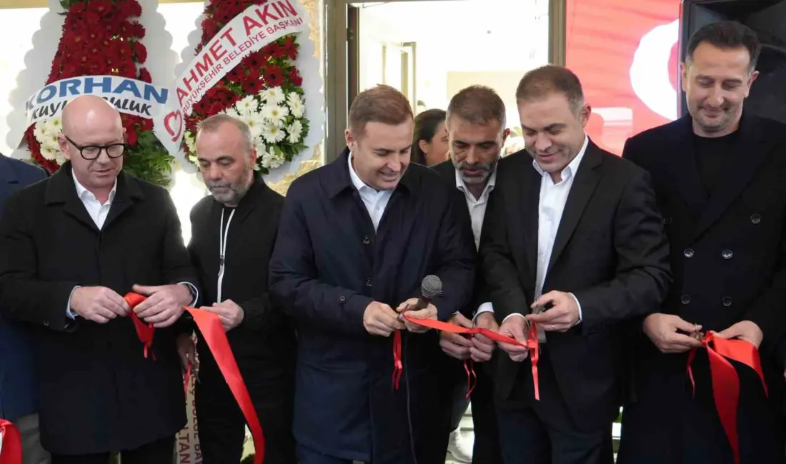 Balıkesir’de şehrin ekonomi merkezlerinden olan kuyumcular çarşısında gerçekleştirilen bir açılışta