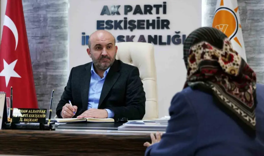 AK Parti Eskişehir Başkanı Gürhan Albayrak, vatandaşların taleplerini dinleyip değerlendirmelerde
