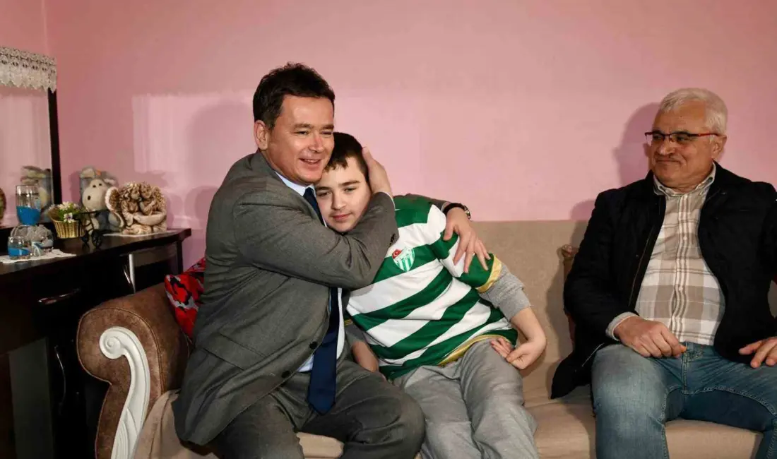 Osmangazi Belediye Başkanı Erkan Aydın, otizmli Yunus Emre Erdem’in davetine