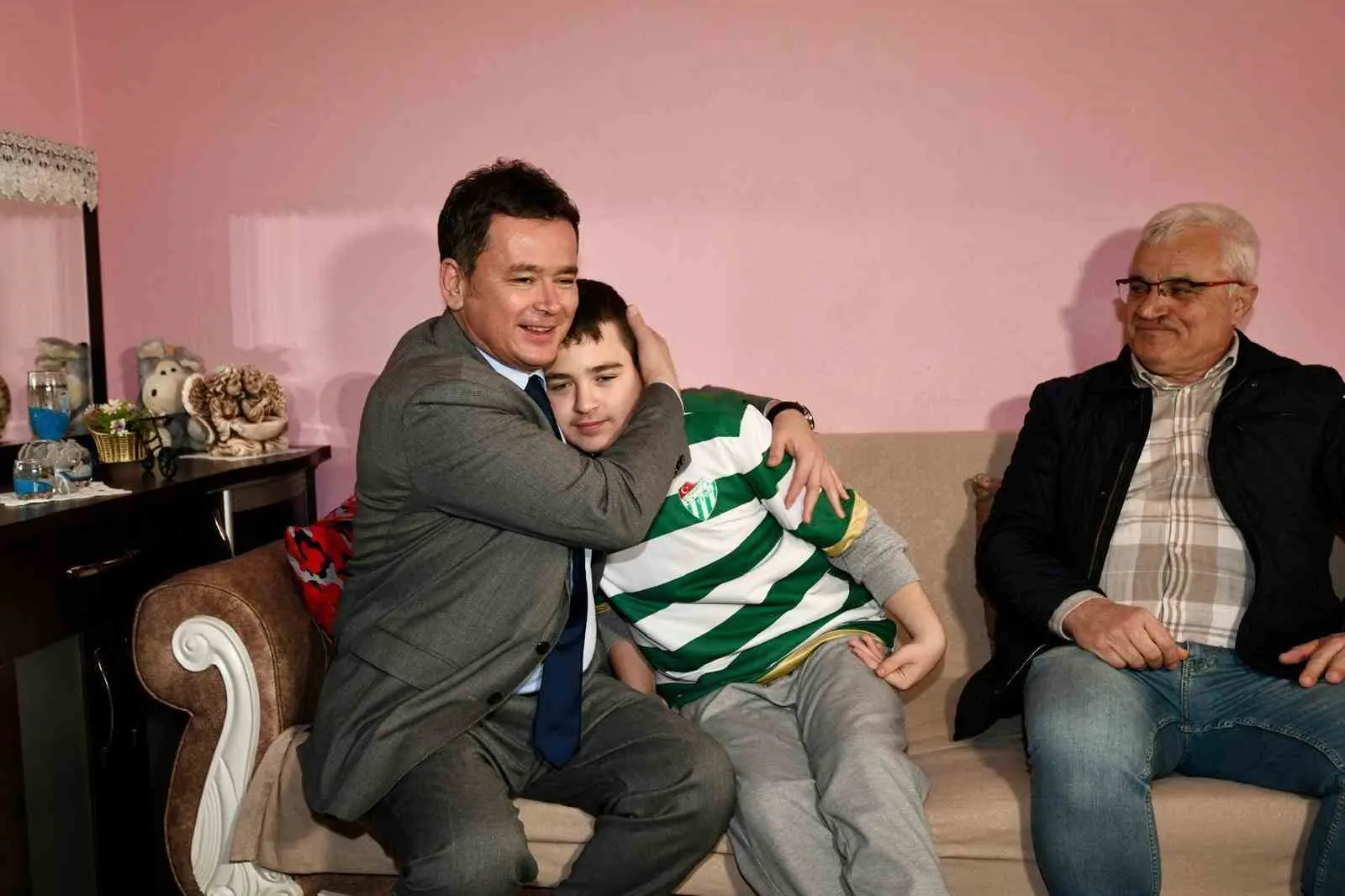 Osmangazi Belediye Başkanı Erkan Aydın, otizmli Yunus Emre Erdem’in davetine