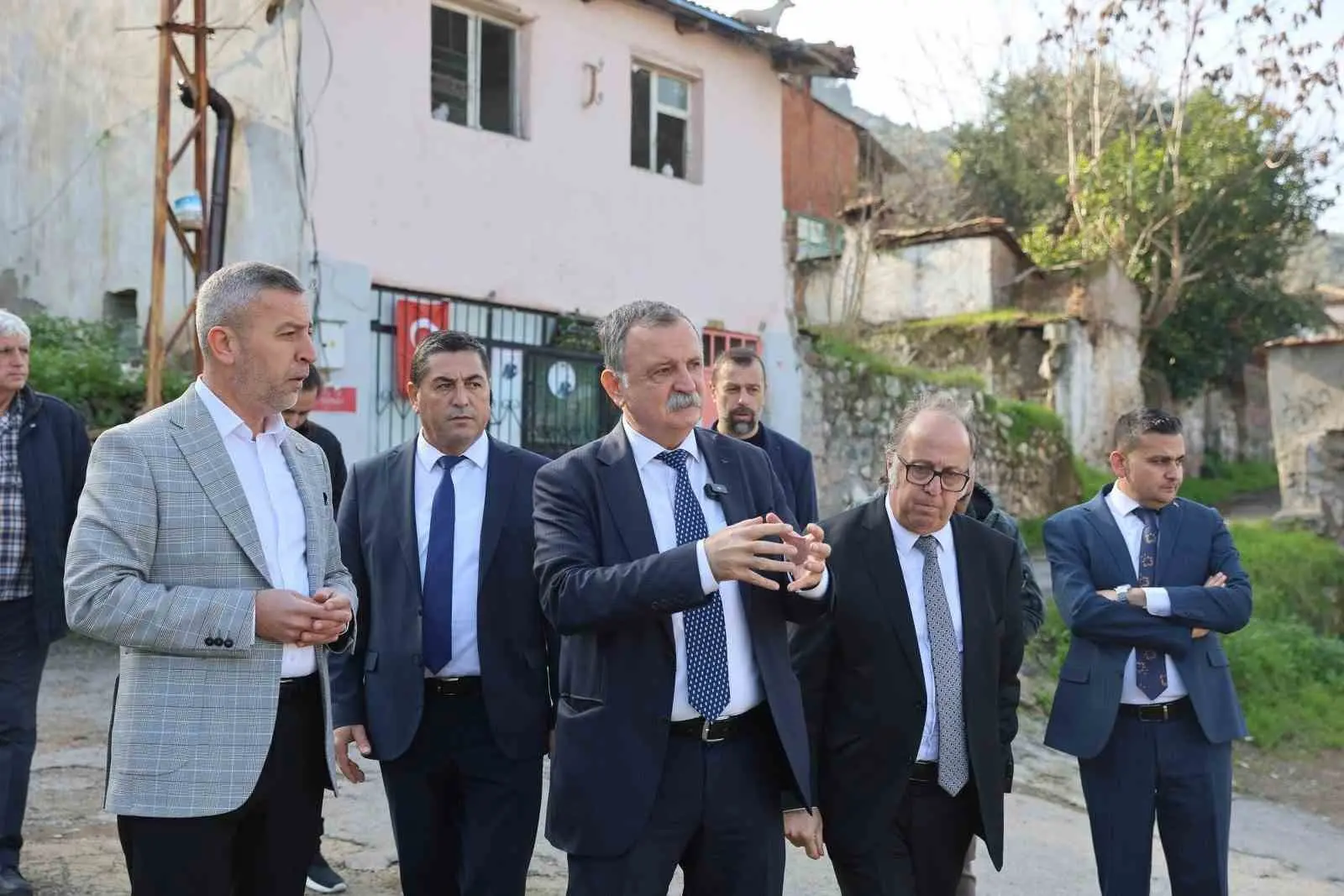 Yunusemre Belediye Başkanı Semih Balaban, Mutlu Mahallesi’nde esnaf ve mahalle