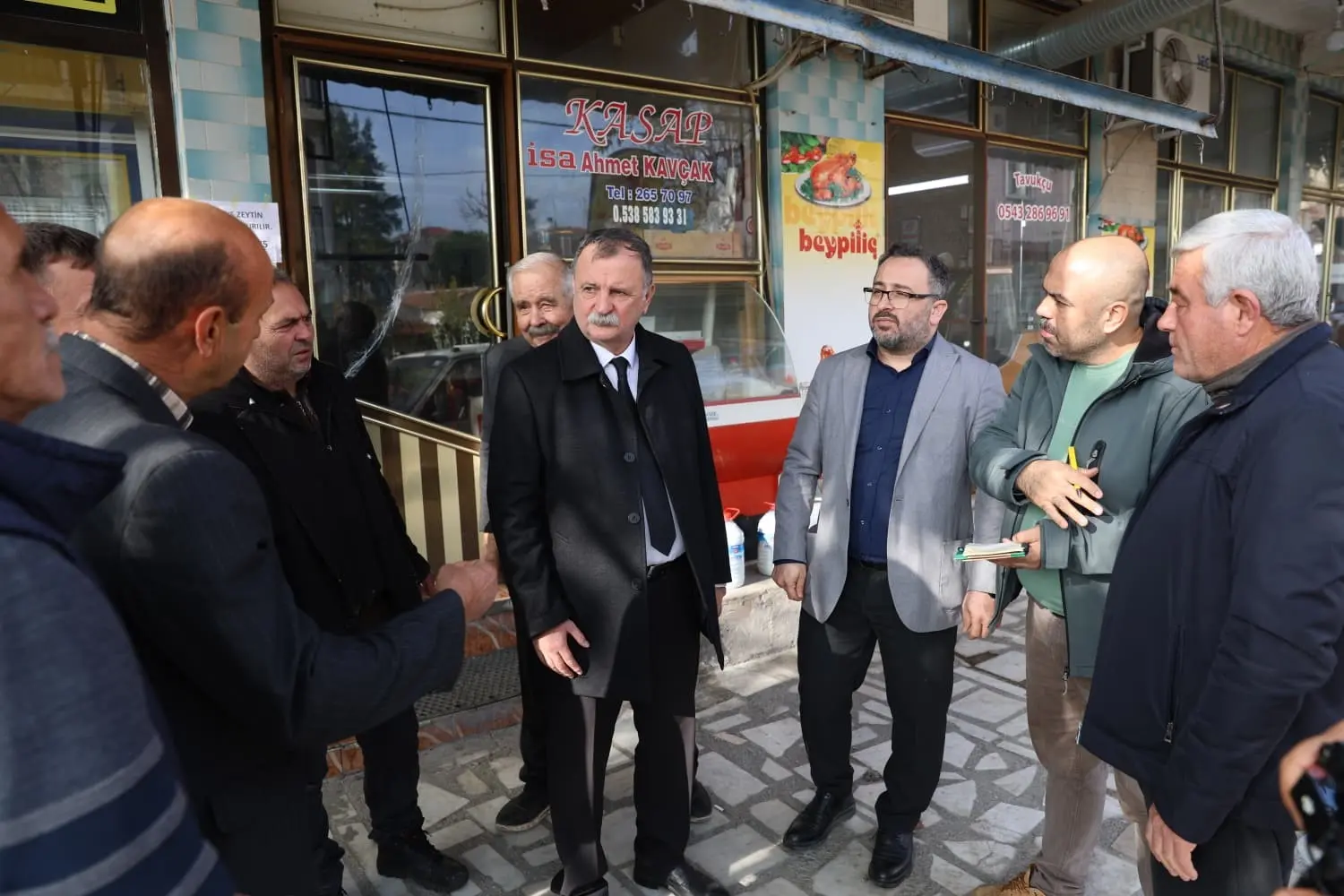 Yunusemre Belediye Başkanı Semih Balaban, mahalle ziyaretleri kapsamında Üçpınar Mahallesi’nde