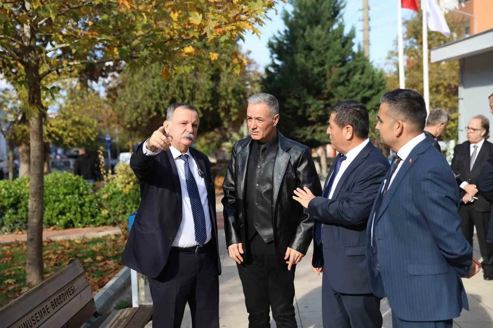 Yunusemre Belediye Başkanı Semih Balaban, Lalapaşa Mahallesi’nde esnaf ziyaretleri gerçekleştirdi.