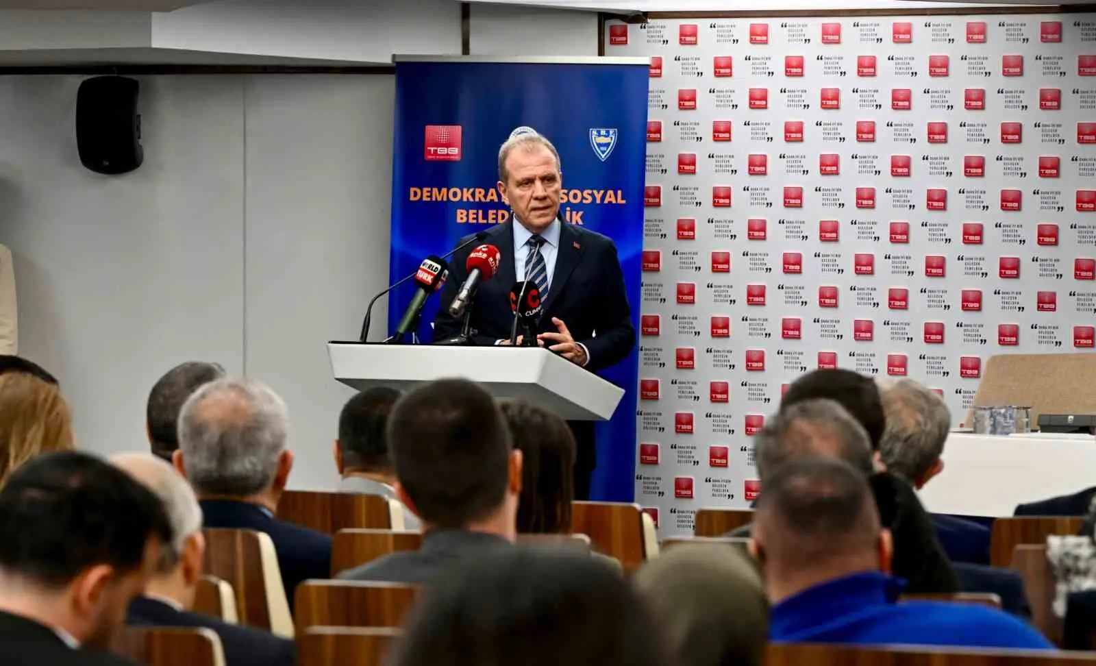Mersin Büyükşehir Belediye Başkanı Vahap Seçer, katıldığı sempozyumda demokratik ve