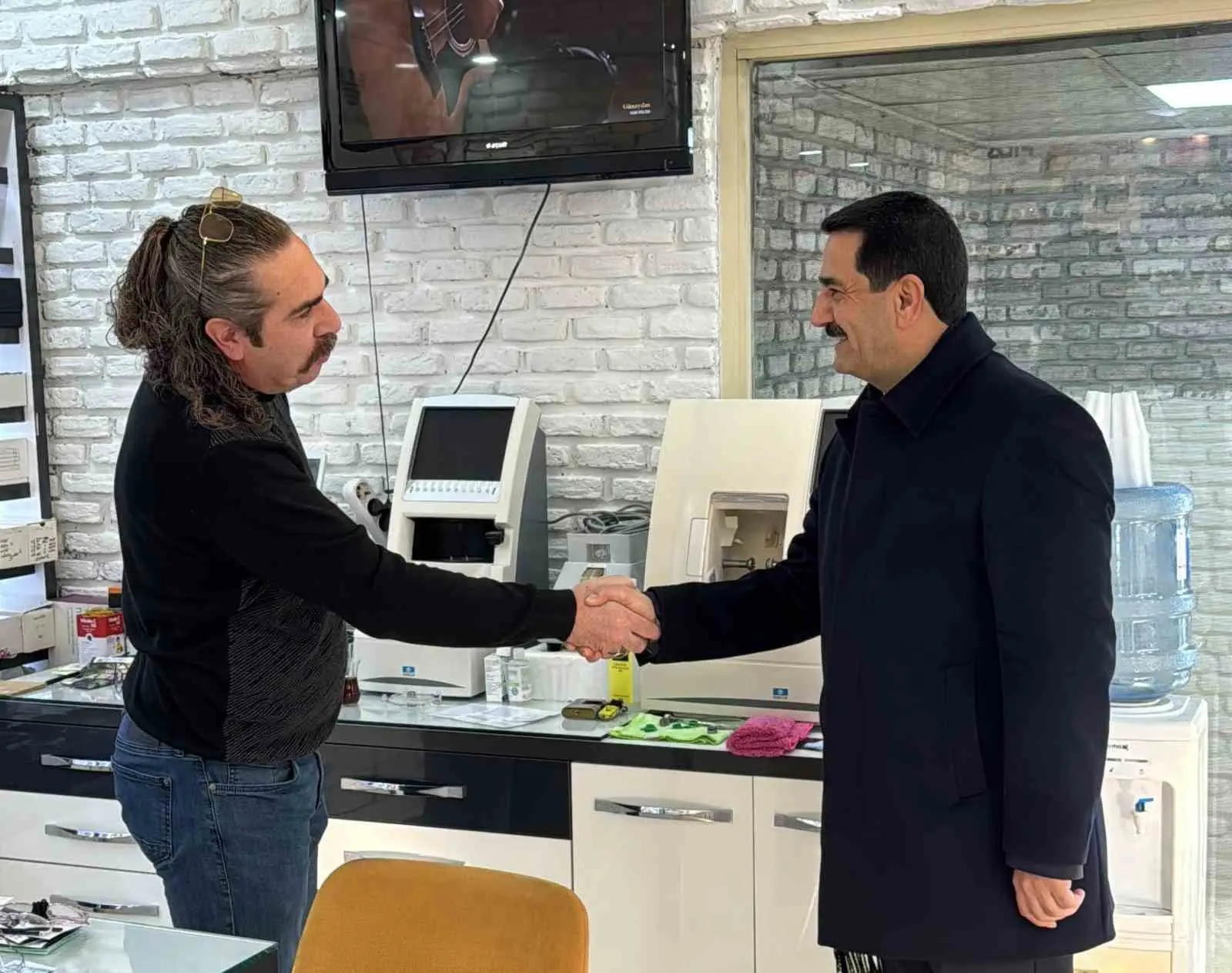 Battalgazi Belediye Başkanı Bayram Taşkın, İnönü Caddesi’nde esnaf ve vatandaşlarla