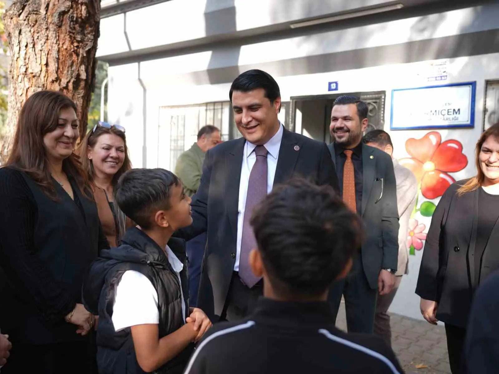 Şehitkamil Belediye Başkanı Umut Yılmaz, sabahın erken saatlerinde başladığı mahalle