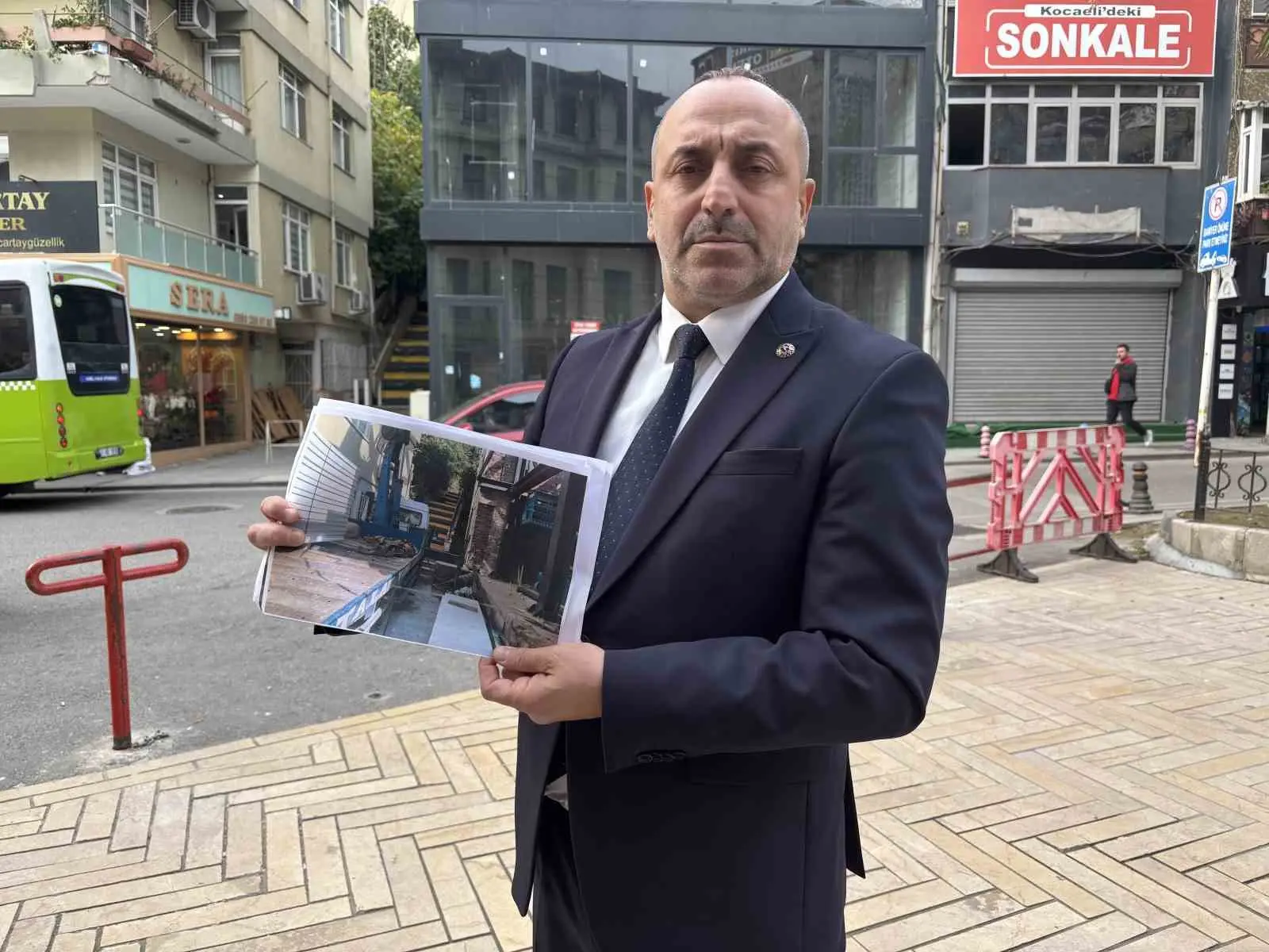 Kocaeli’de İzmit Belediyesi tarafından mühürlenen binanın CHP tarafından siyasi çalışmalar