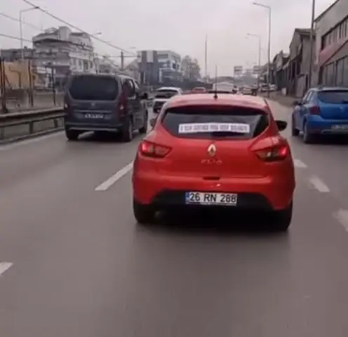 Bursa’da seyir halindeki süslü otomobil, arka camına yazılan notla görenleri
