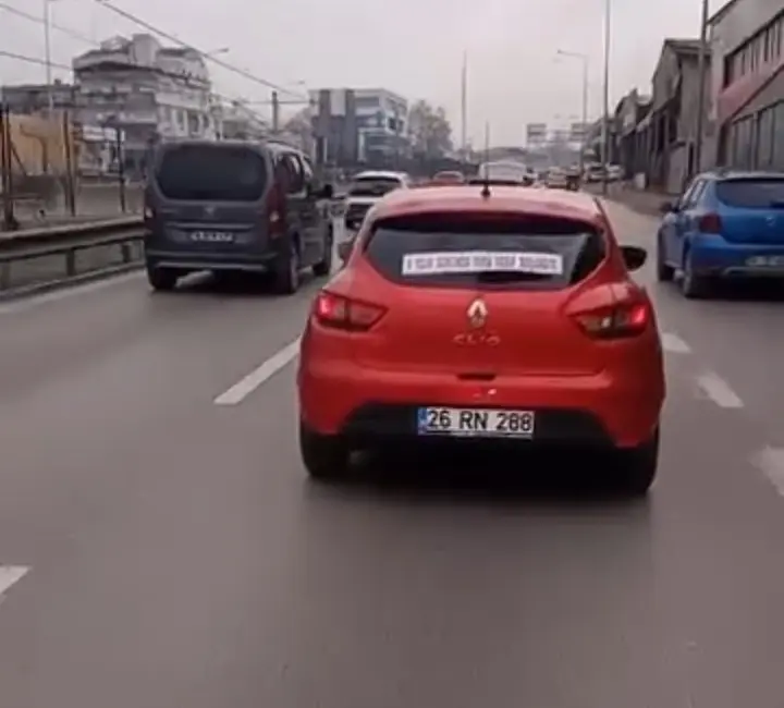 Bursa’da seyir halindeki süslü otomobil, arka camına yazılan notla görenleri