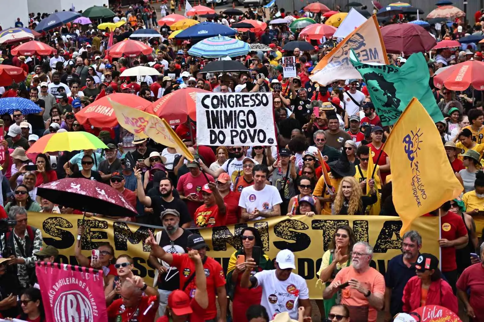 Brezilya’da binlerce kişi, eski Devlet Başkanı Jair Bolsonaro ve destekçileri