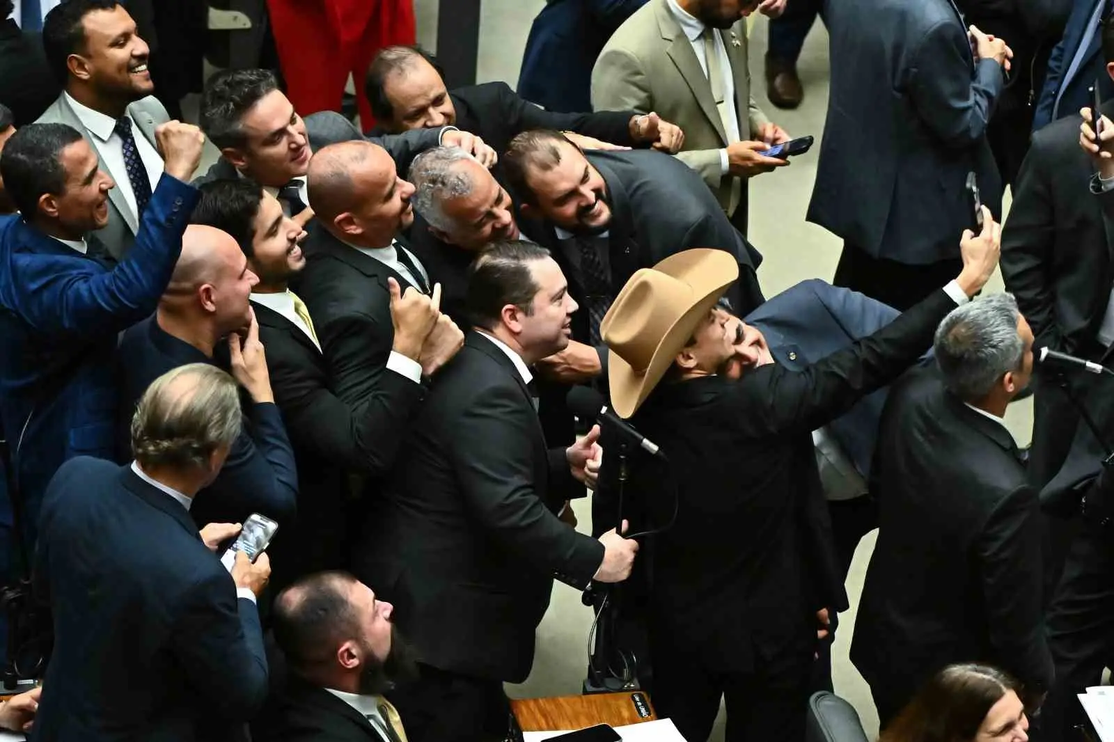 Brezilya Temsilciler Meclisi, darbe teşebbüsü suçundan 27 yıl 3 ay