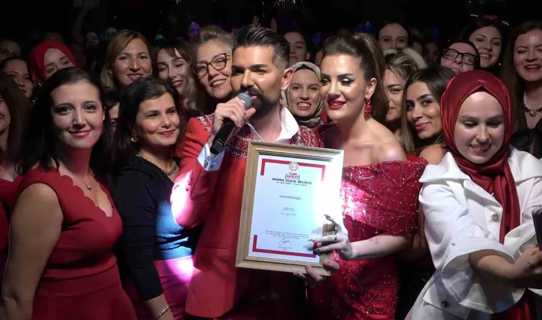 Bursa’da 700 kadının katılımıyla düzenlenen kadınlar matinesi, sahnede yaşanan ilginç