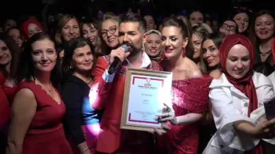 Bursa’da 700 kadının katılımıyla düzenlenen kadınlar matinesi, sahnede yaşanan ilginç