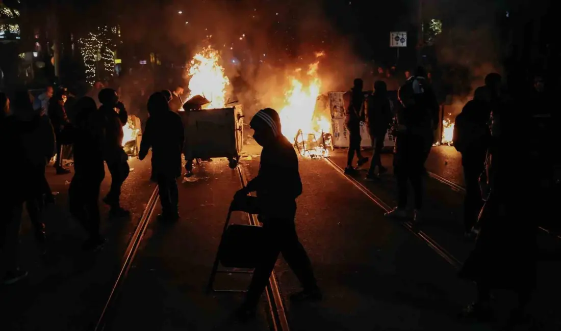 Bulgaristan’da ülke genelinde on binlerce göstericinin hükümeti yolsuzlukla suçladığı ve