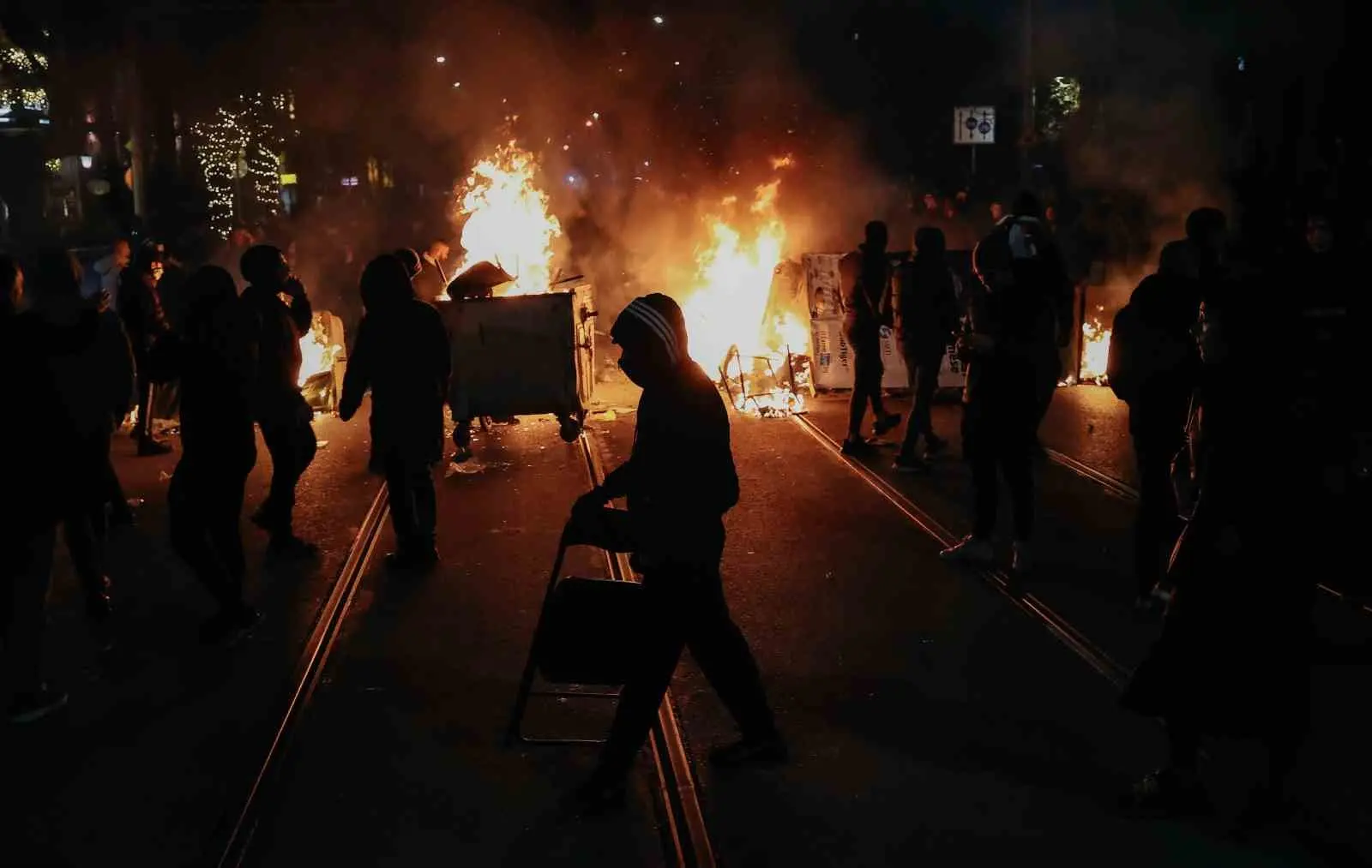 Bulgaristan’da ülke genelinde on binlerce göstericinin hükümeti yolsuzlukla suçladığı ve