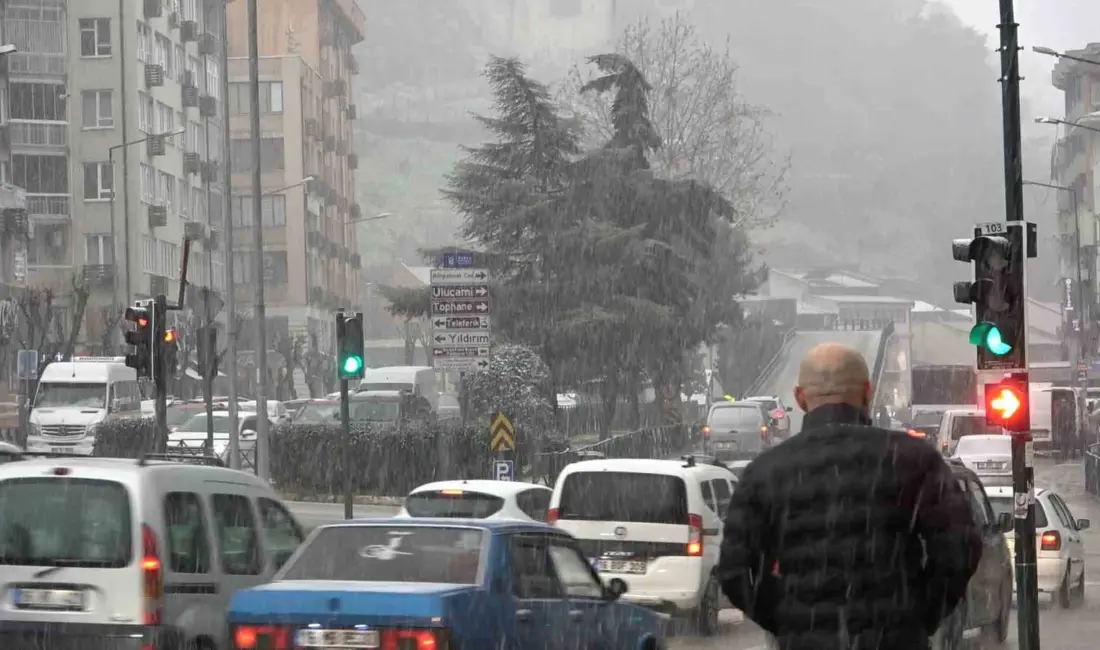 Bursa’da 2025 yılının son gününde öğle saatlerinde başlayan kar yağışı,