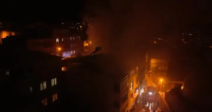 Bursa’da bir apartmanın zemin katında bulunan depoda araç aküsünden çıktığı