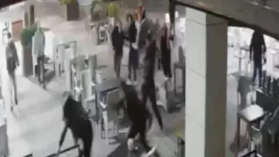 Bursa’nın Yıldırım ilçesinde baba-oğul, palayla gerçekleştirilen saldırıda 3 genci yaralandı.