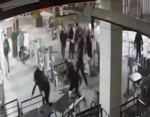 Bursa’nın Yıldırım ilçesinde baba-oğul, palayla gerçekleştirilen saldırıda 3 genci yaralandı.