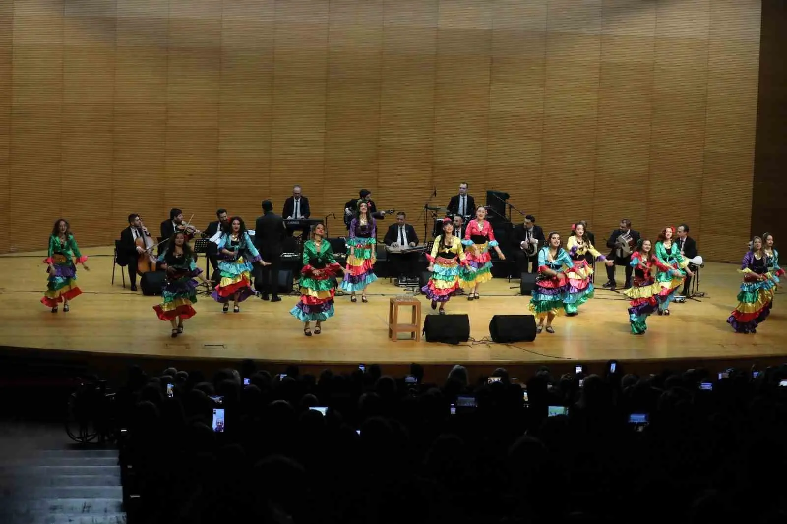 Bursa Büyükşehir Belediyesi Orkestra Şube Müdürlüğü Çalgıcı Mektebi Orkestrası tarafından