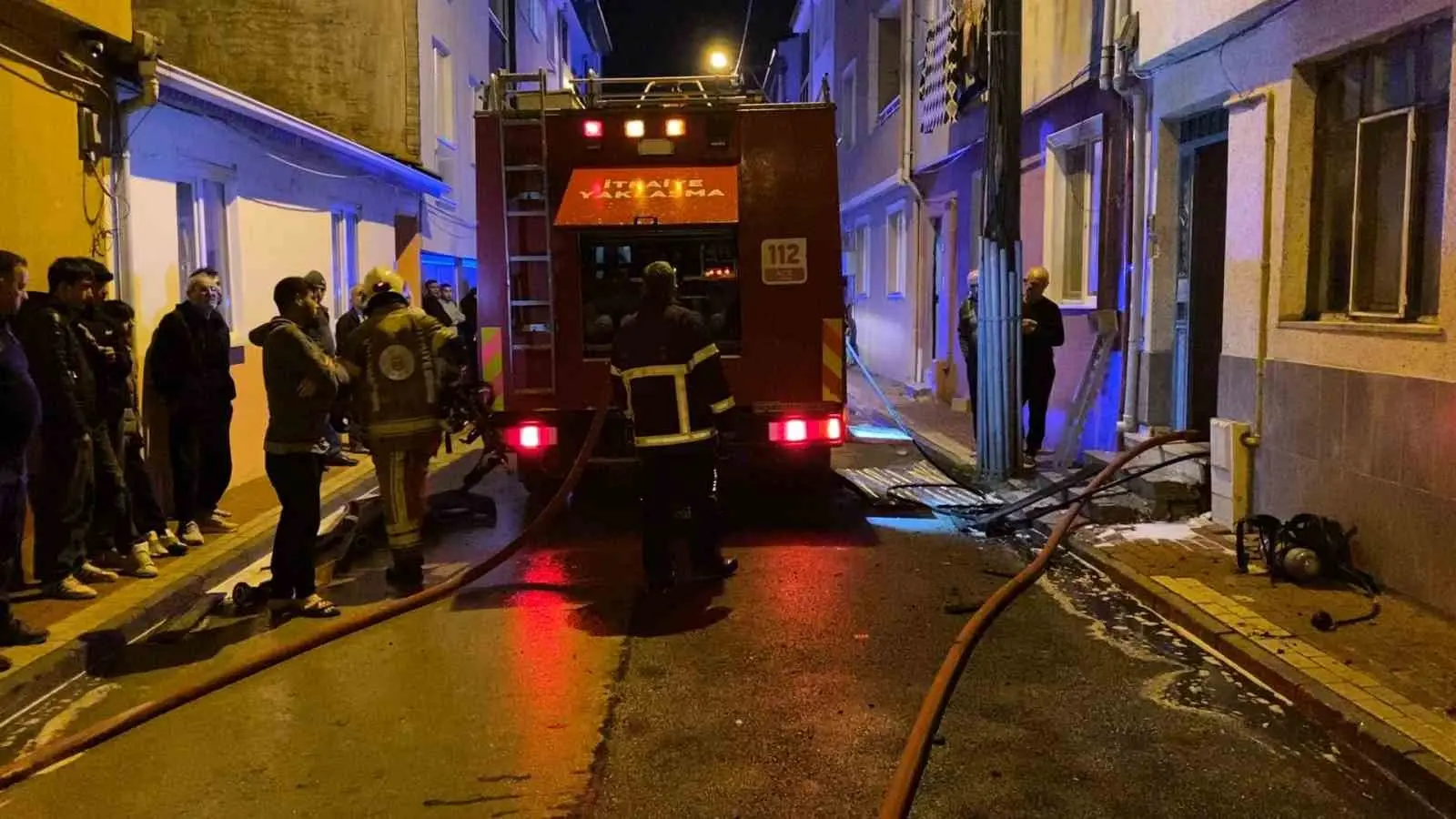 Bursa’nın İnegöl ilçesinde bulunan 2 katlı binanın çatısında yangın çıktı.