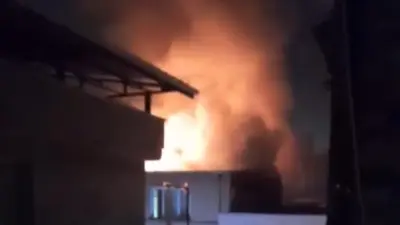 Bursa’da gece saatlerinde bir apartmanın çatı katında çıkan yangın tüm