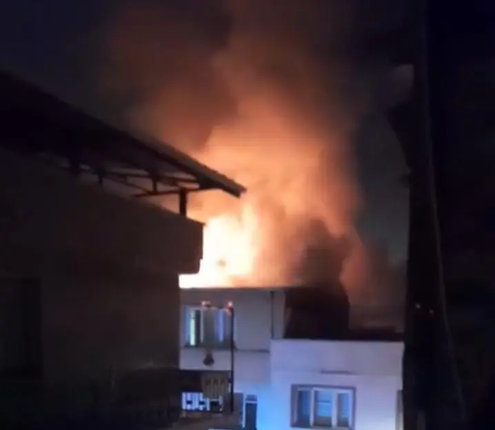 Bursa’da gece saatlerinde bir apartmanın çatı katında çıkan yangın tüm