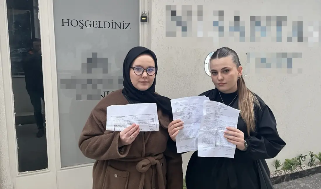 BURSA (İHA) – Bursa’da iki arkadaş, sokakta broşür dağıtan gençlere