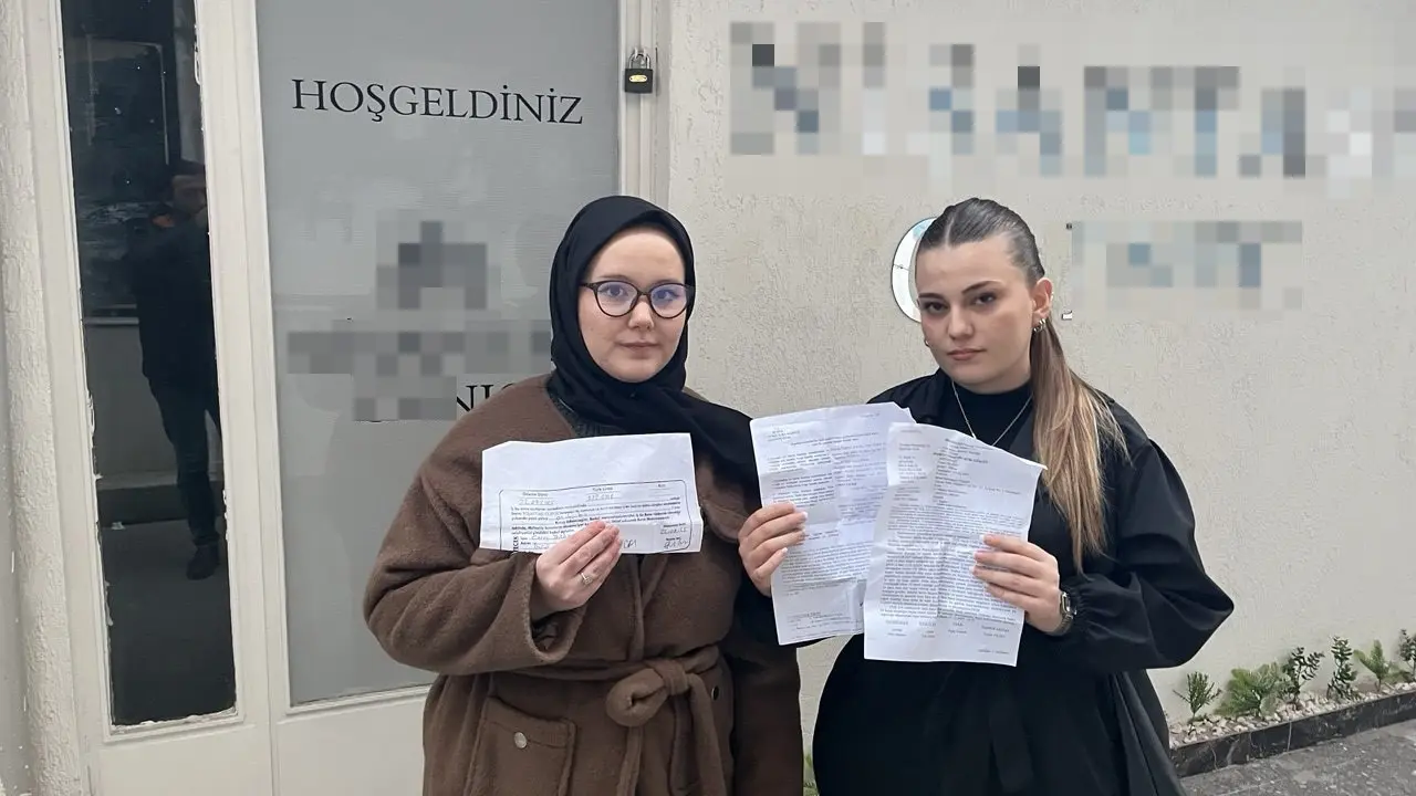 BURSA (İHA) – Bursa’da iki arkadaş, sokakta broşür dağıtan gençlere