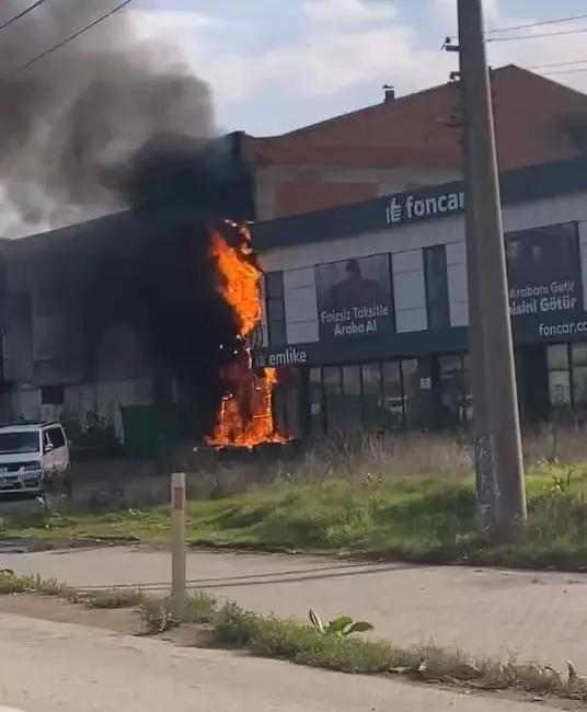 Bursa’nın İnegöl ilçesinde elektrik panosunda çıkan yangın işyerlerine sıçradı. Yangın