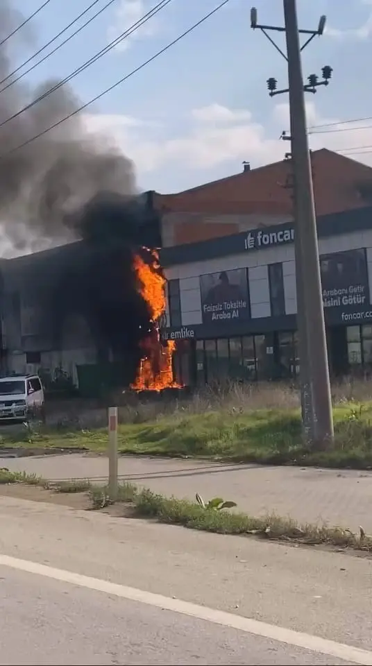 Bursa’nın İnegöl ilçesinde elektrik panosunda çıkan yangın işyerlerine sıçradı. Yangın