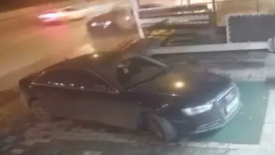 -Bursa’nın Yıldırım ilçesinde aşırı hızlı seyreden otomobil park halindeki, araçlara