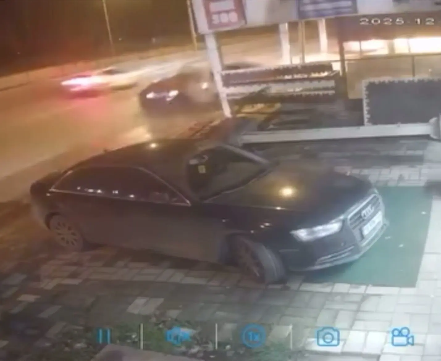 -Bursa’nın Yıldırım ilçesinde aşırı hızlı seyreden otomobil park halindeki, araçlara