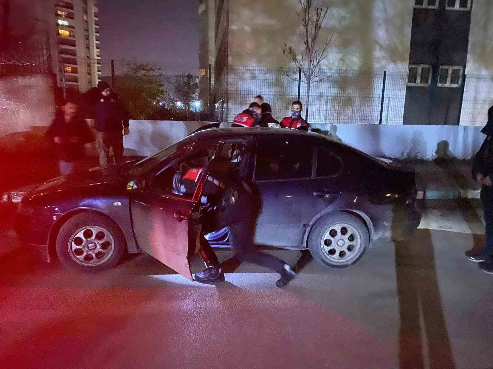 Bursa’da polis ekiplerince gerçekleştirilen asayiş ve kumar uygulamalarında 1 aranan