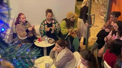 Bursa’da örgü konseptiyle dikkat çeken bir kafede düzenlenen “Örgünü Giy