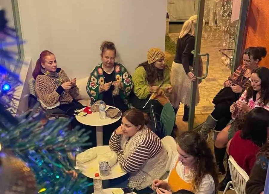 Bursa’da örgü konseptiyle dikkat çeken bir kafede düzenlenen “Örgünü Giy