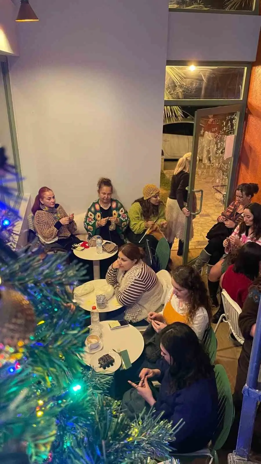 Bursa’da örgü konseptiyle dikkat çeken bir kafede düzenlenen “Örgünü Giy