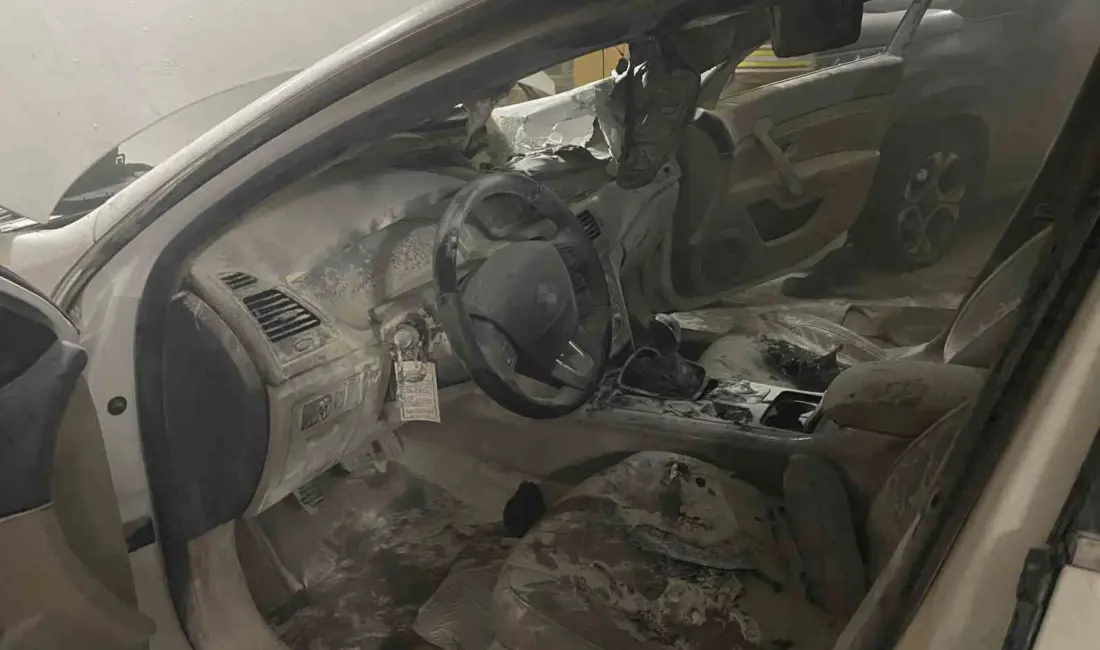 Bursa’nın Mudanya ilçesinde bir sitenin kapalı otoparkında otomobilde çıkan yangın